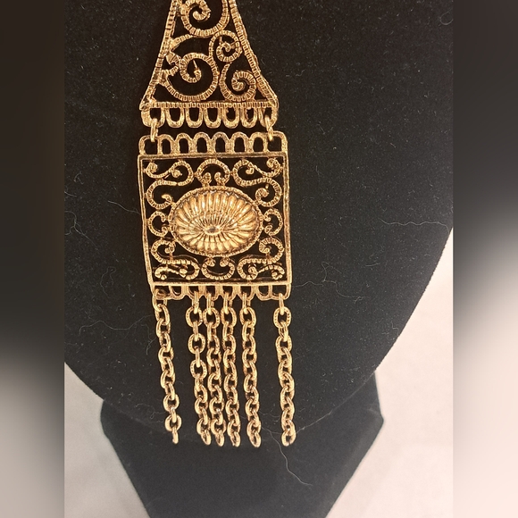 Vintage Ornate Gold Tone Costume Necklace With Coro Gold Tone. - Picture 6 of 7